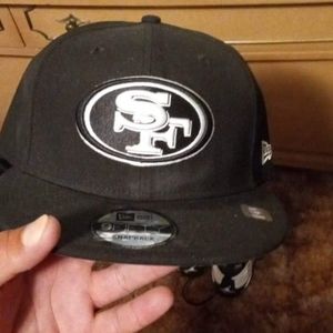 Forty niners snap back black and white